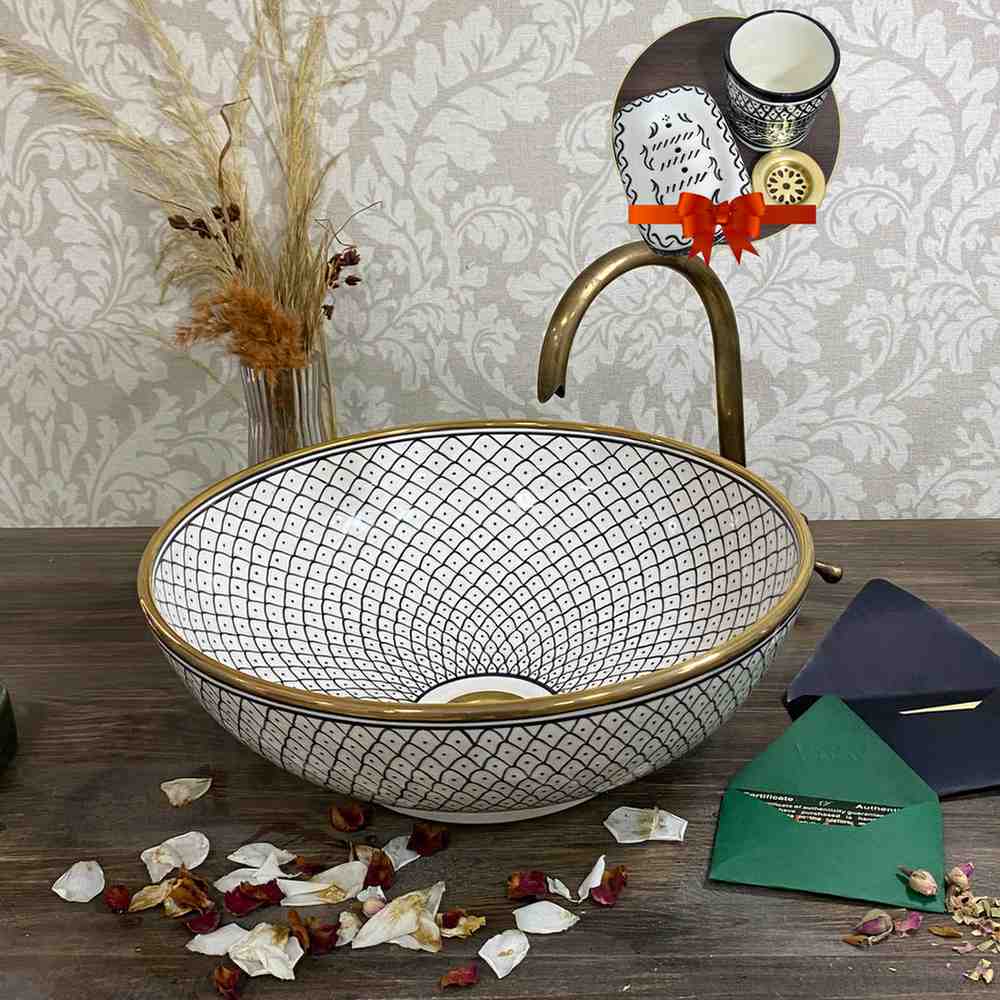Vasque marocain en écailles de poisson avec rebord en laiton vintage - lavabo de salle de bain peint à la main